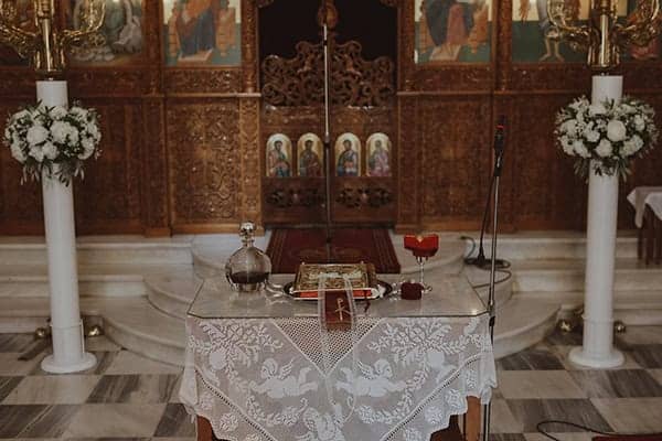 summer-wedding-athens-dressed-white-colors-beautiful-florals_13