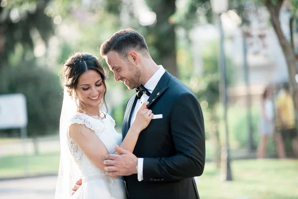 Καλοκαιρινός γάμος στην Πάτρα με λευκές συνθέσεις λουλουδιών ǀ Παρασκευή & Παναγιώτης