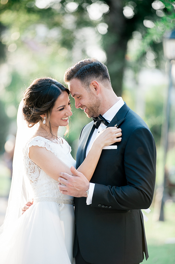 summer-wedding-patra-white-flower-arrangements_05