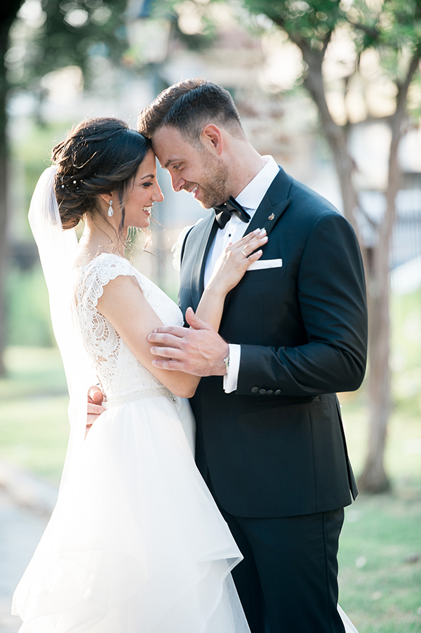 summer-wedding-patra-white-flower-arrangements_21