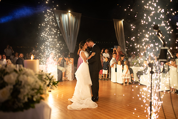 summer-wedding-patra-white-flower-arrangements_25