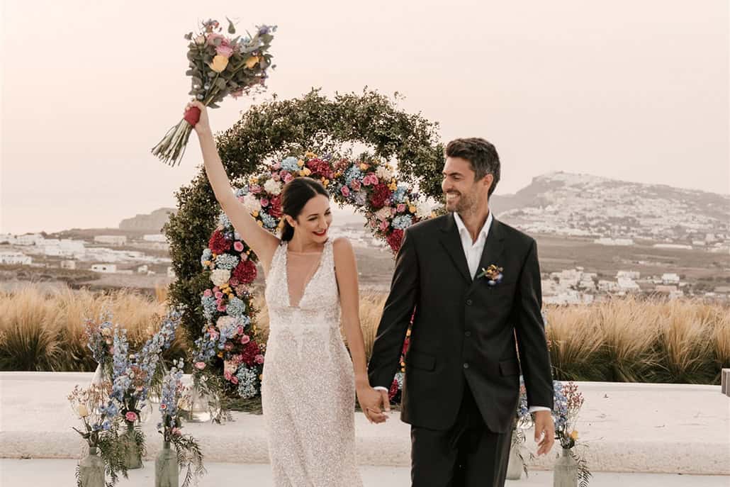 Colorful styled shoot στη Σαντορίνη με μαγευτική θέα και luxurious πινελιές