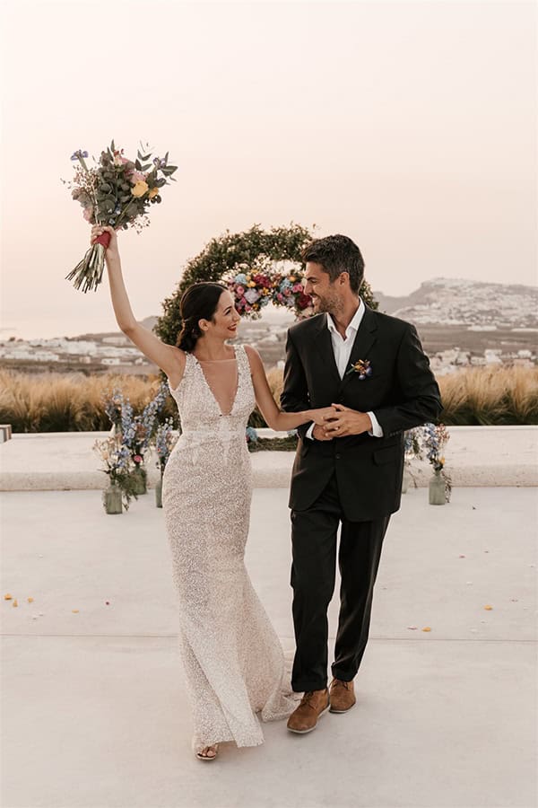 colorful-styled-shoot-santorini-stunning-views-luxurious-details_01x