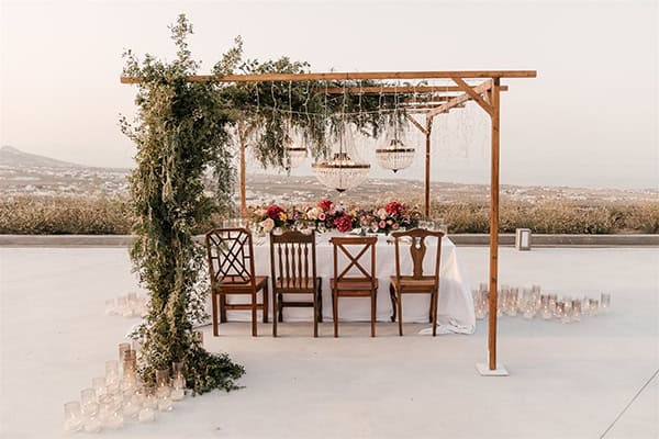 colorful-styled-shoot-santorini-stunning-views-luxurious-details_02