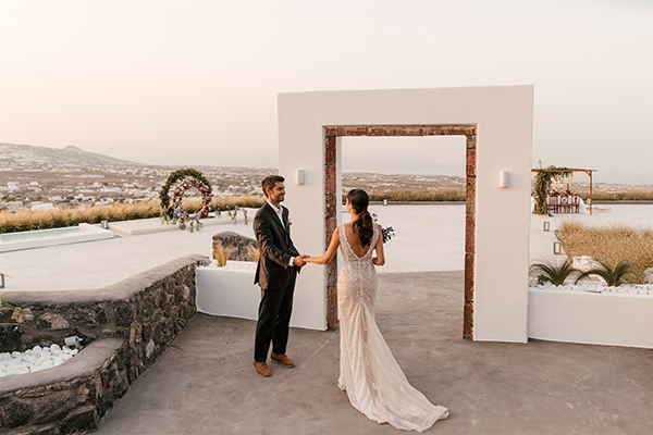 colorful-styled-shoot-santorini-stunning-views-luxurious-details_17