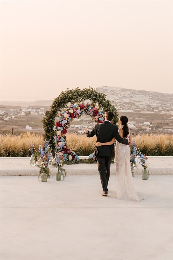 colorful-styled-shoot-santorini-stunning-views-luxurious-details_18