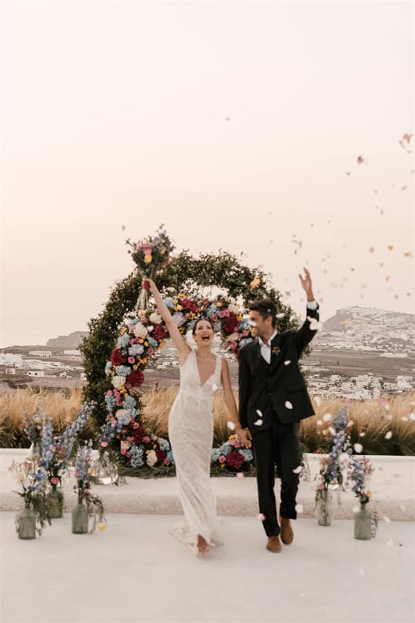 colorful-styled-shoot-santorini-stunning-views-luxurious-details_20