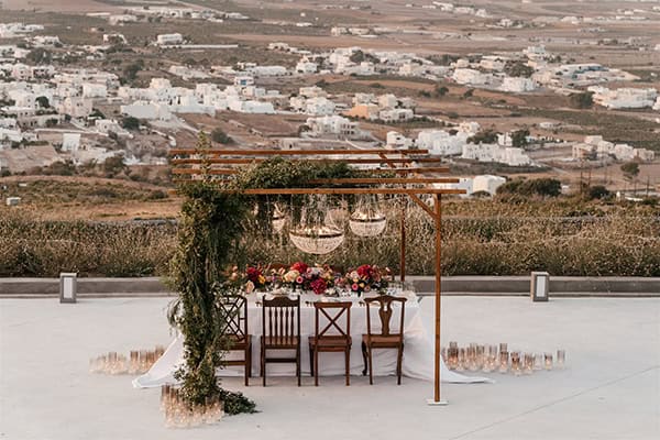 colorful-styled-shoot-santorini-stunning-views-luxurious-details_22