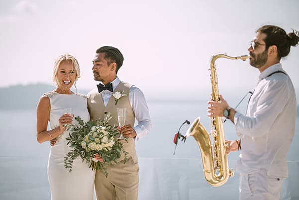 dreamy-destination-wedding-santorini-white-hydrangeas-roses_10