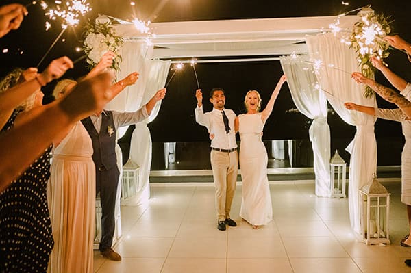 dreamy-destination-wedding-santorini-white-hydrangeas-roses_12