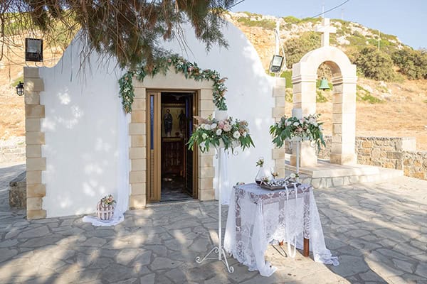 Ιδέες διακόσμησης για ένα micro wedding με ρουστίκ στοιχεία και dusty pink λεπτομέρειες