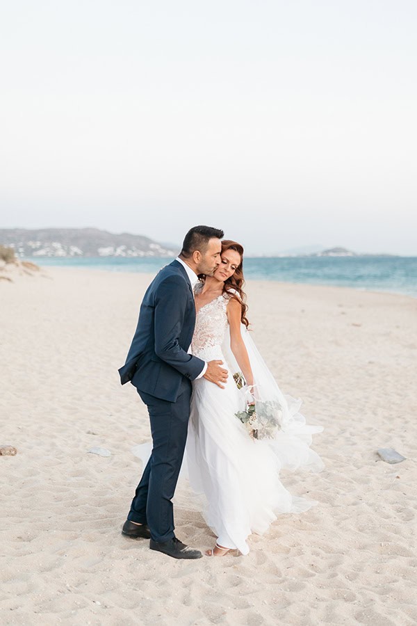 romantic-summer-wedding-naxos-white-lysianthus-lavender_03x