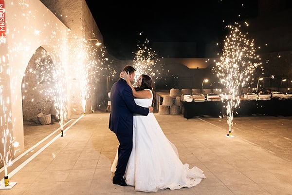 Ένας ρομαντικός καλοκαιρινός γάμος στη Σαντορίνη με αμέτρητα fairylights και λευκά τριαντάφυλλα │ Τζώρτζια & Νίκος