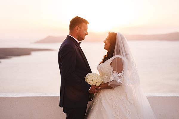 romantic-summer-wedding-santorini-many-fairylights-white-roses_02x