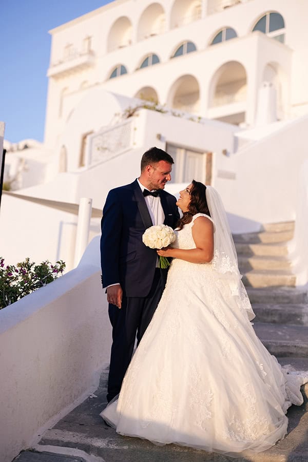 romantic-summer-wedding-santorini-many-fairylights-white-roses_03