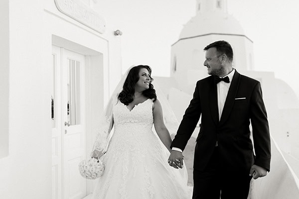 romantic-summer-wedding-santorini-many-fairylights-white-roses_04