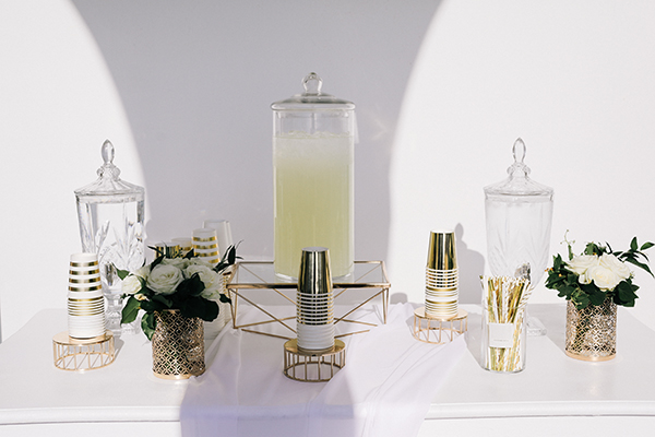 romantic-summer-wedding-santorini-many-fairylights-white-roses_24