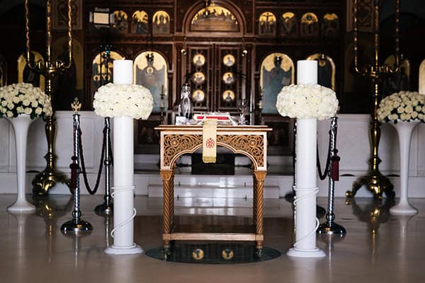 romantic-summer-wedding-santorini-many-fairylights-white-roses_26