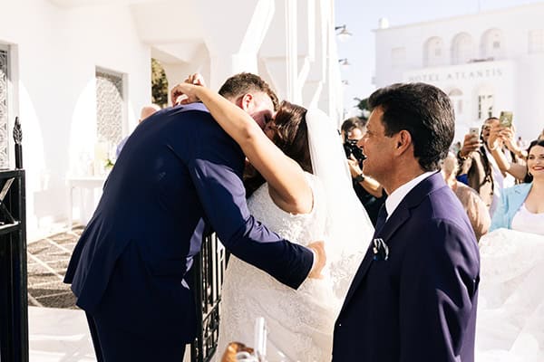 romantic-summer-wedding-santorini-many-fairylights-white-roses_30