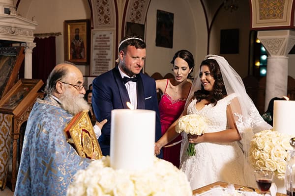 romantic-summer-wedding-santorini-many-fairylights-white-roses_34