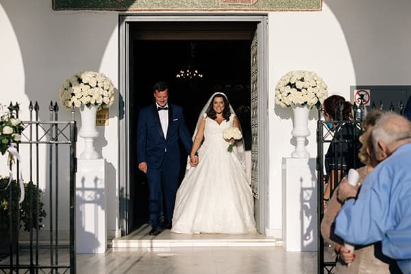 romantic-summer-wedding-santorini-many-fairylights-white-roses_36