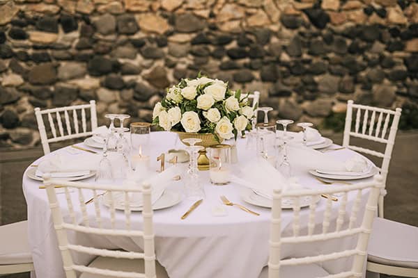 romantic-summer-wedding-santorini-many-fairylights-white-roses_38