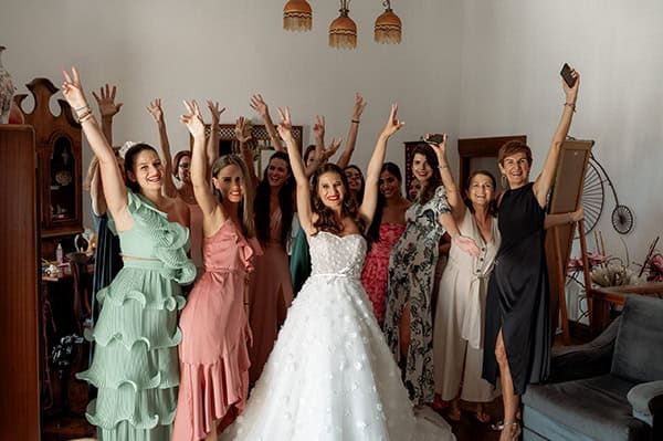 romantic-summer-wedding-thasos-baby-breaths-white-callas_13