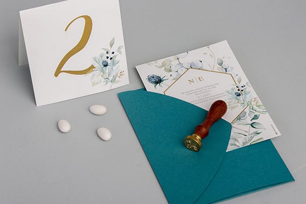 Ρομαντικά προσκλητήρια γάμου με floral design και τιρκουάζ αποχρώσεις