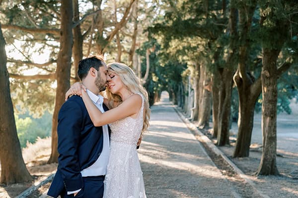 stunning-fall-wedding-rhodes-lysianthus-eucalyptus_01