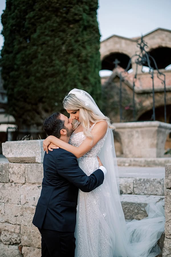 stunning-fall-wedding-rhodes-lysianthus-eucalyptus_04x