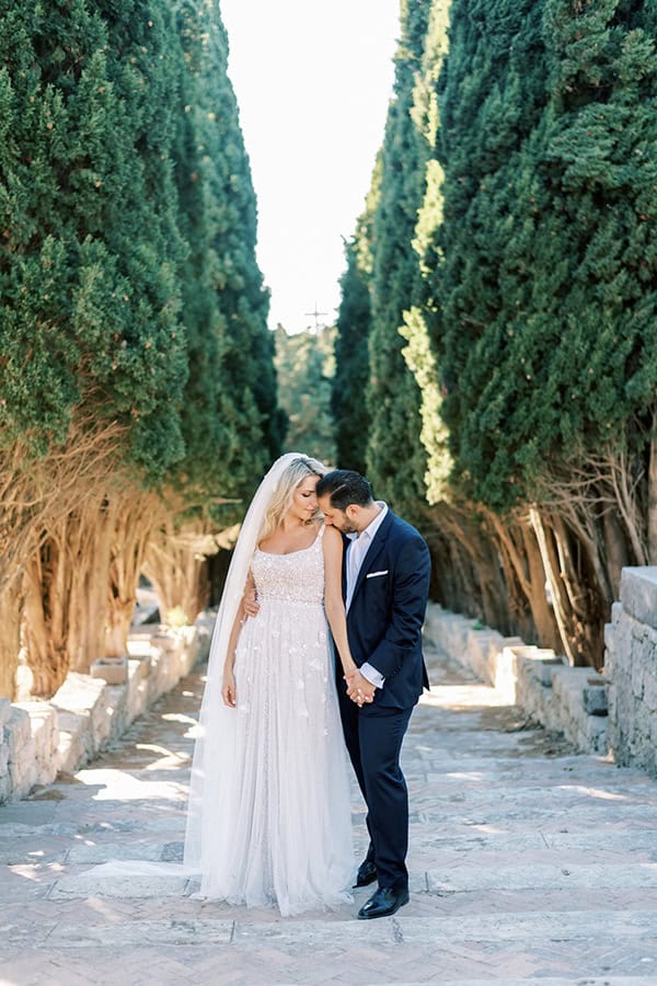 stunning-fall-wedding-rhodes-lysianthus-eucalyptus_06