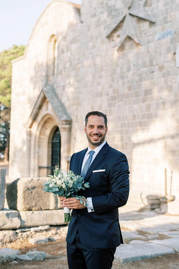 stunning-fall-wedding-rhodes-lysianthus-eucalyptus_21
