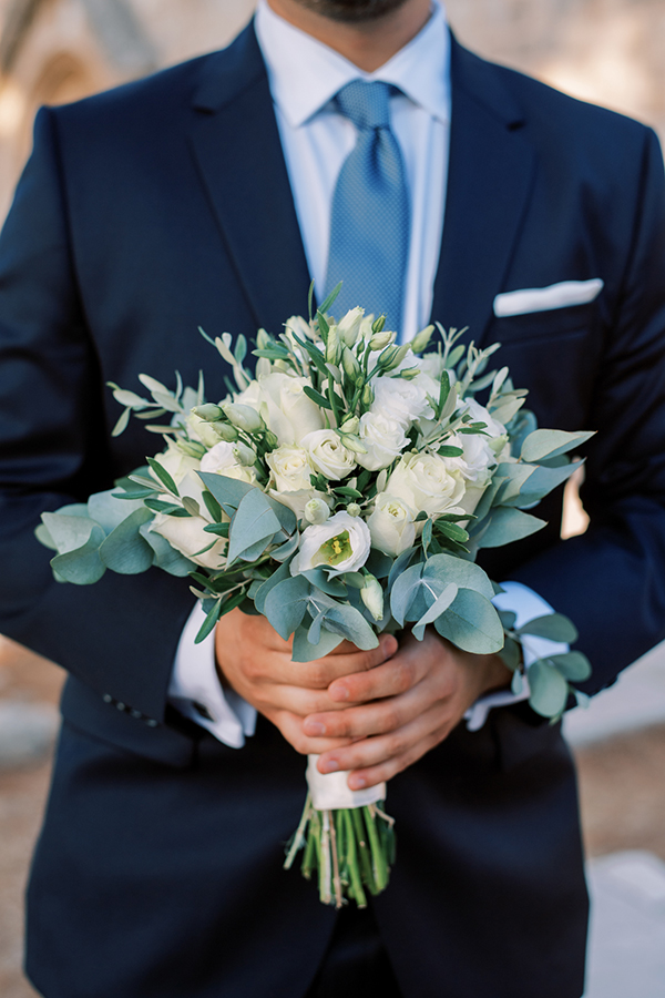 stunning-fall-wedding-rhodes-lysianthus-eucalyptus_22