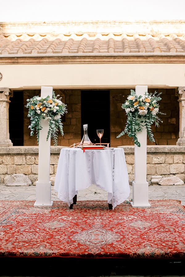 stunning-fall-wedding-rhodes-lysianthus-eucalyptus_23