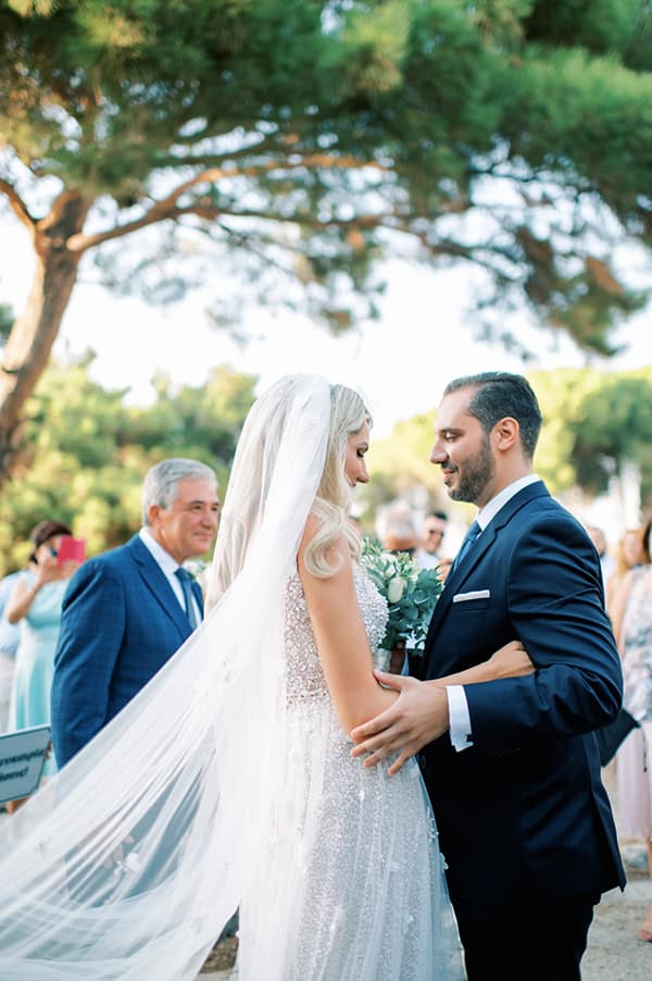 stunning-fall-wedding-rhodes-lysianthus-eucalyptus_34