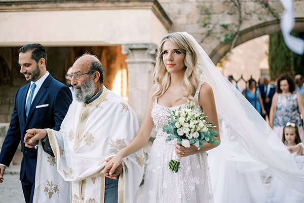 stunning-fall-wedding-rhodes-lysianthus-eucalyptus_35