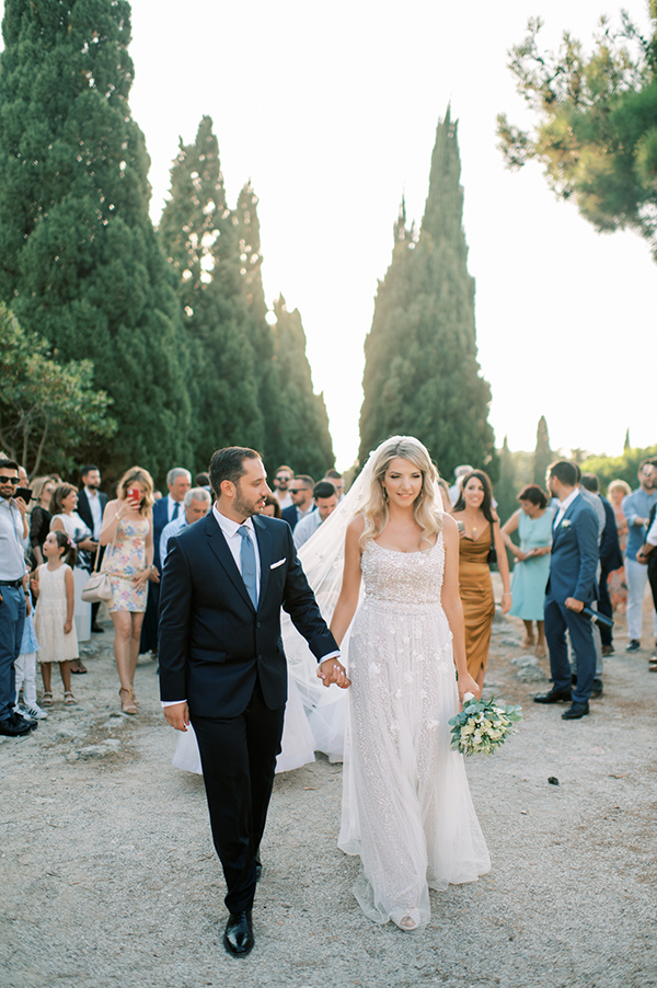 stunning-fall-wedding-rhodes-lysianthus-eucalyptus_36