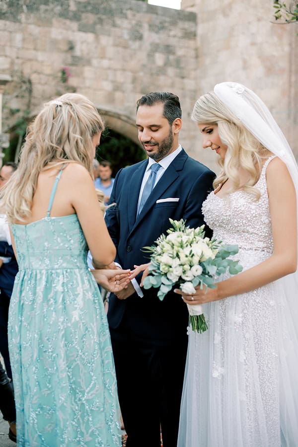 stunning-fall-wedding-rhodes-lysianthus-eucalyptus_40