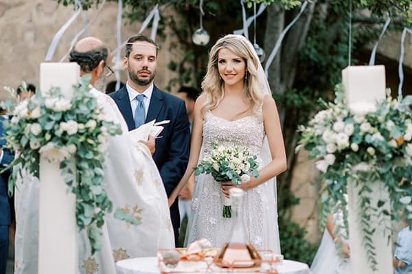 stunning-fall-wedding-rhodes-lysianthus-eucalyptus_47