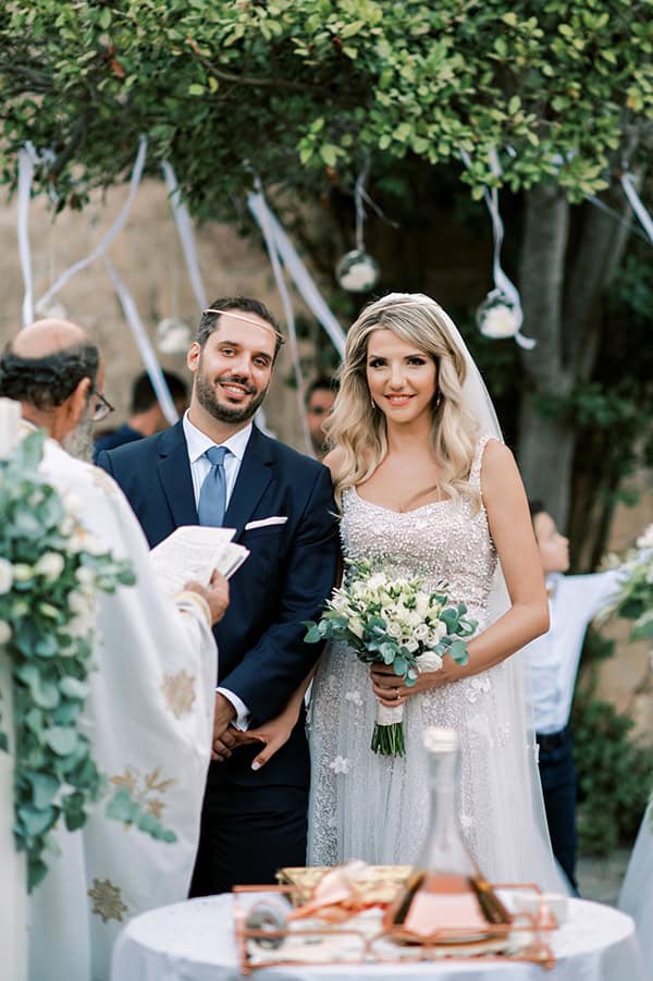 stunning-fall-wedding-rhodes-lysianthus-eucalyptus_49