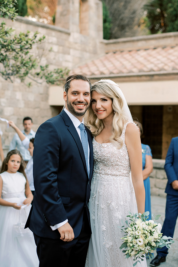 stunning-fall-wedding-rhodes-lysianthus-eucalyptus_52