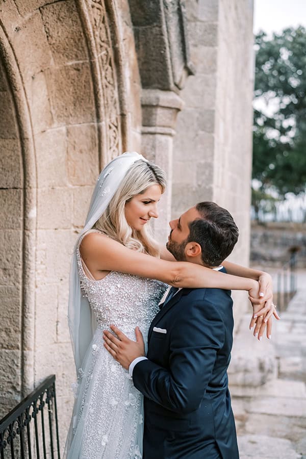 stunning-fall-wedding-rhodes-lysianthus-eucalyptus_59