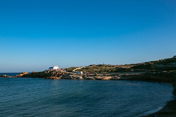 stylish-summer-wedding-paros-island-white-florals_05