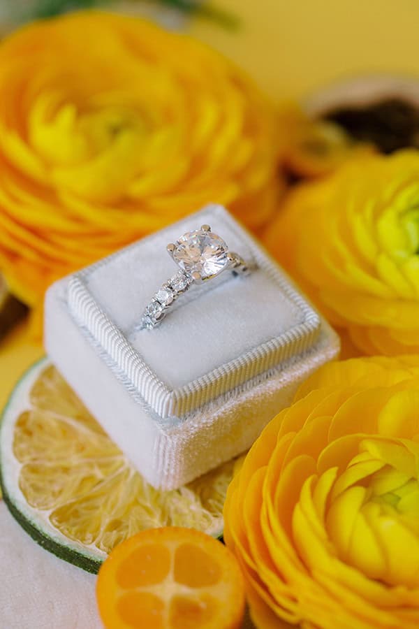 bright-citrus-inspired-styled-shoot-yellow-shades_06