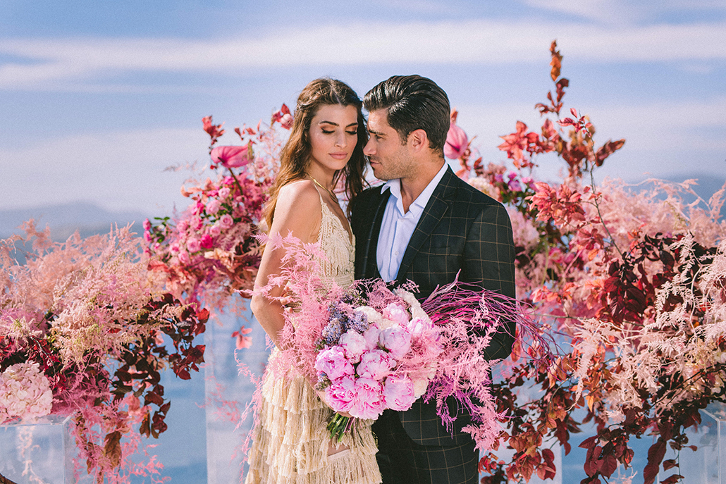 Elegant styled shoot στην Σαντορίνη σε αποχρώσεις του απαλού και έντονου ροζ