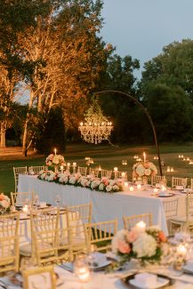 Εντυπωσιακός στολισμός γαμήλιου τραπεζιού με κρεμαστό πολυέλαιο