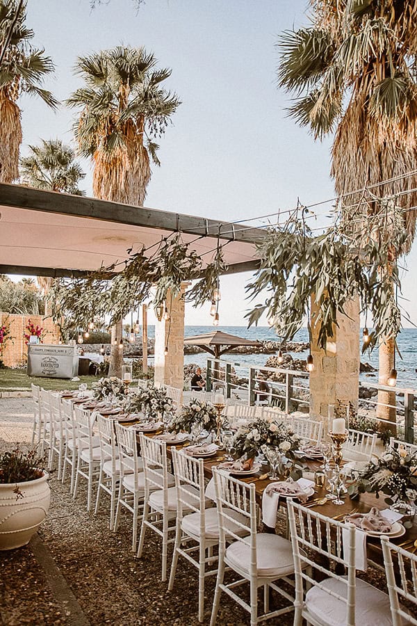 Εντυπωσιακός στολισμός τραπεζιού με κρεμαστές πρασινάδες