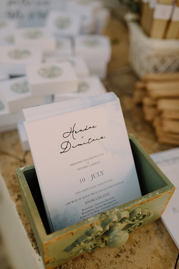 lovely-wedding-hydra-lush-florals-enchanting-view_05x