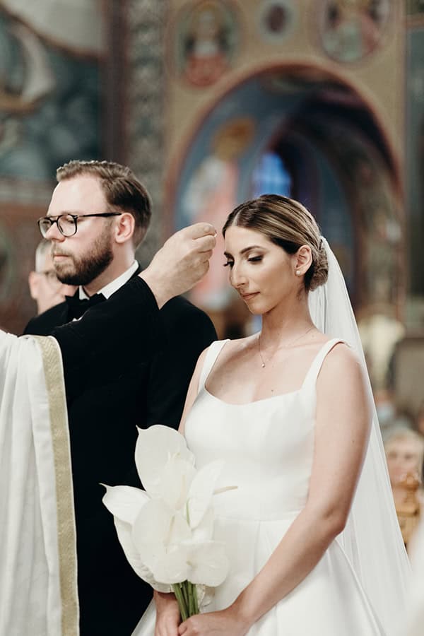 romantic-wedding-volos-with-white-flowers_01x