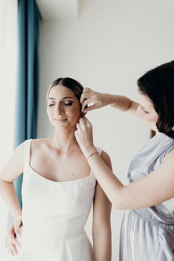 romantic-wedding-volos-with-white-flowers_04x